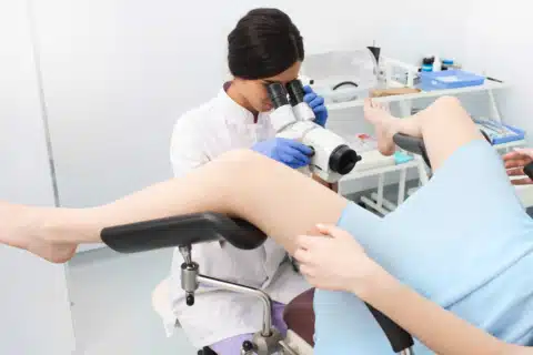 A principal alteração que pode levar a esse tipo de câncer é a infecção pelo papilomavírus humano hpv.