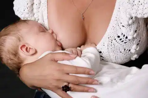 Comportamento normal do bebê na amamentação