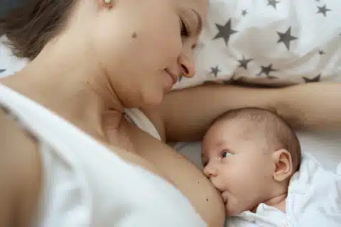 As dores nos mamilos das mulheres ou machucados prejudica a amamentação