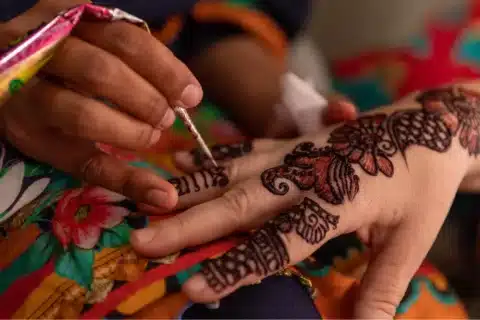 Mulher usa henna e precisa amputar por forte alergia e pais pedem injeção letal