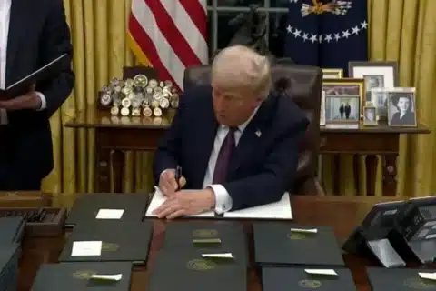 Trump nega oposição dos EUA à resolução da OMS