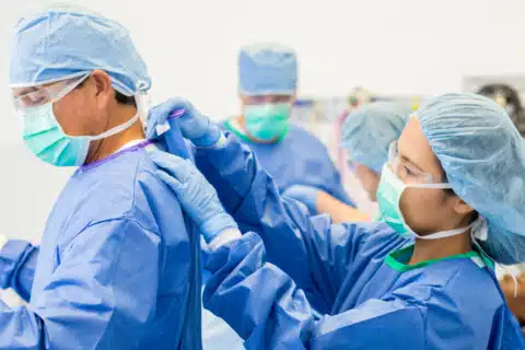 Enfermeiro relembra a importância sobre as precauções padrão no ambiente hospitalar