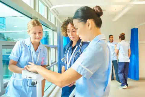 Sou enfermeira posso trabalhar como técnica?