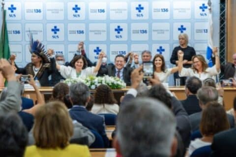 Ministra da Saúde assume compromisso com Piso da Enfermagem