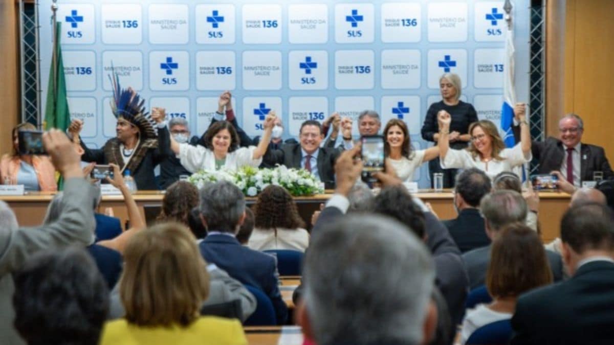 Ministra da Saúde assume compromisso com Piso da Enfermagem