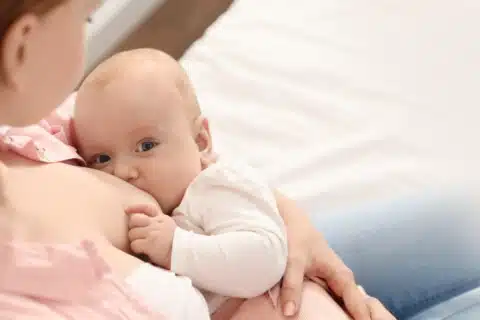O leite materno é considerado o leite mais recomendado para recém-nascidos devido aos seus benefícios para a mãe e para o recém-nascido