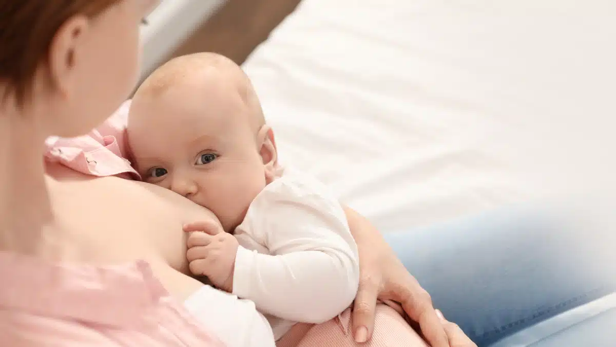 O leite materno é considerado o leite mais recomendado para recém-nascidos devido aos seus benefícios para a mãe e para o recém-nascido