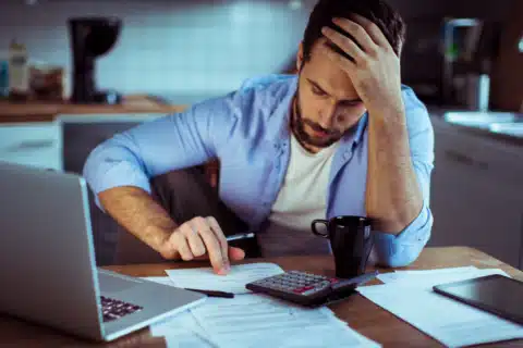 Os profissionais da enfermagem, enfermeiros, técnicos de enfermagem e auxiliares de enfermagem, tem até hoje (31/01), para pagar a anuidade do Conselho Regional de Enfermagem (Coren).