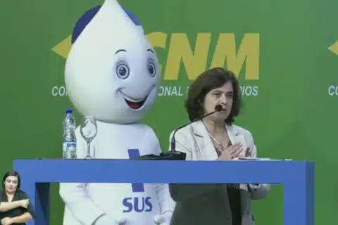 Ministra da saúde fala sobre o piso da enfermagem em evento da CNM