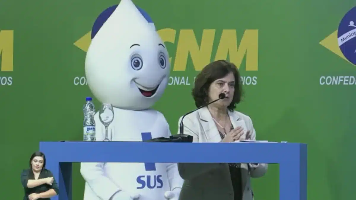 Ministra da saúde fala sobre o piso da enfermagem em evento da CNM