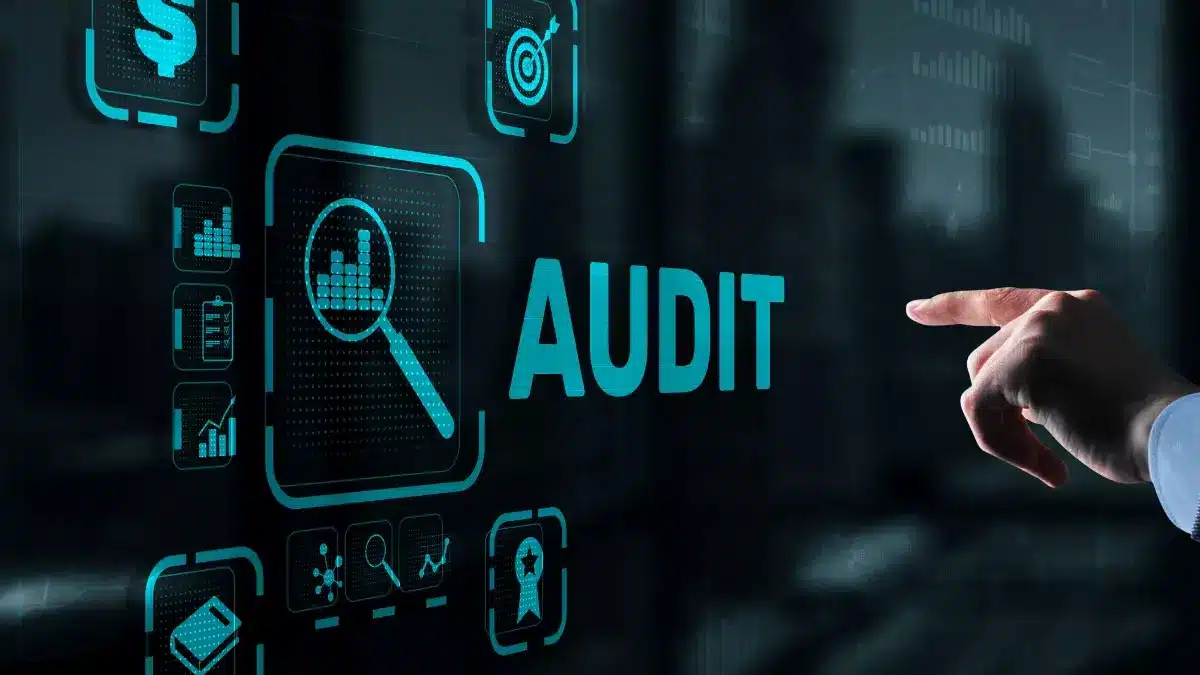 O técnico de enfermagem pode auxiliar na auditoria