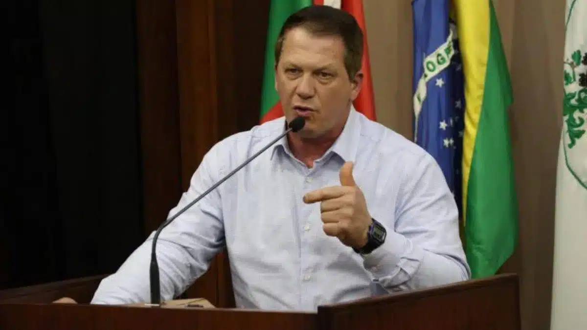 Sandro Fantinel chora em vídeo e diz que teve lapso mental por fala que revoltou o Brasil