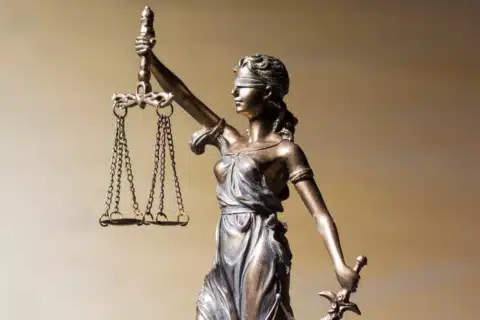 Enfermeira que utiliza prontuários de pacientes para se defender em processo judicial pode ser penalizada