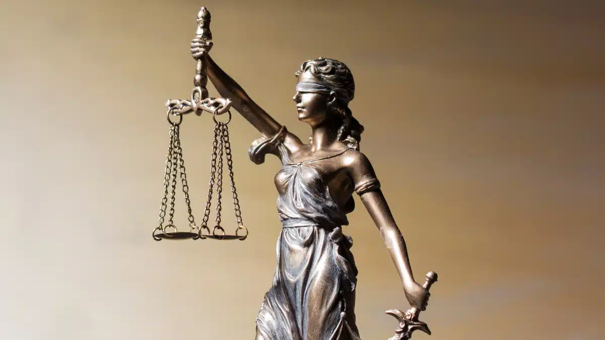 Enfermeira que utiliza prontuários de pacientes para se defender em processo judicial pode ser penalizada