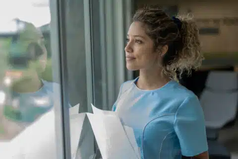 A Jornada de Laura do Abandono à Realização na Enfermagem