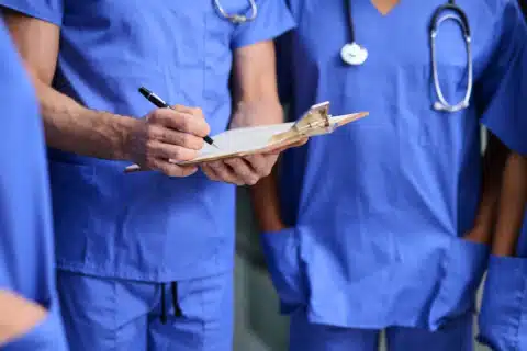 Qual é a definição para cuidados de enfermagem?