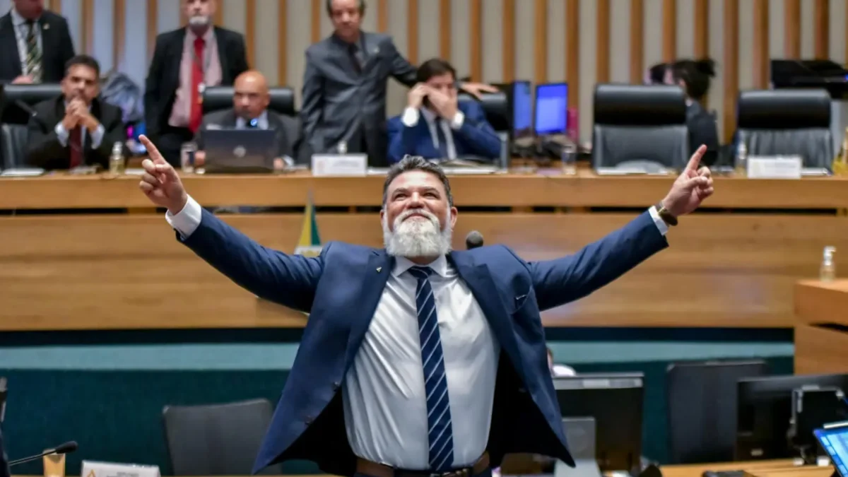 DF assina lei que aumenta salário dos Técnicos em Enfermagem