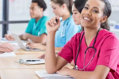 Caminhos para ingressar e crescer na área de Enfermagem: Técnico, Graduação e Pós-Graduação