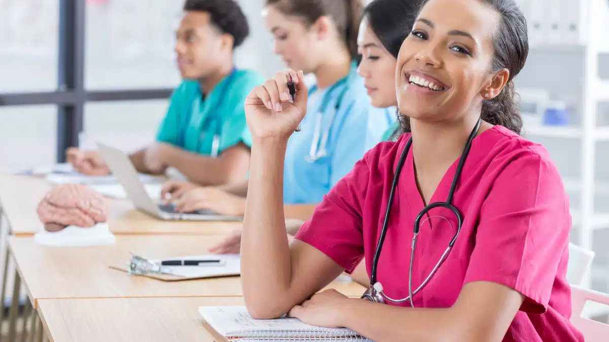 Caminhos para ingressar e crescer na área de Enfermagem: Técnico, Graduação e Pós-Graduação