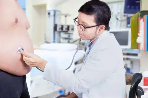 Palpação abdominal: Técnica para identificar massas, dor e outros achados