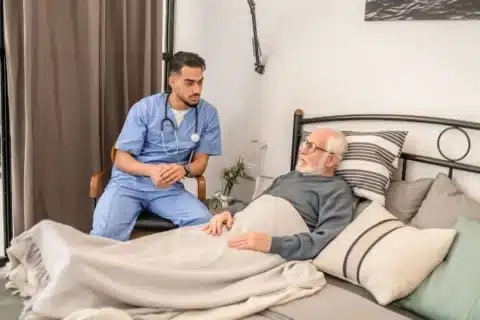 Exame físico de pacientes acamados: Avaliação abrangente e cuidados especiais