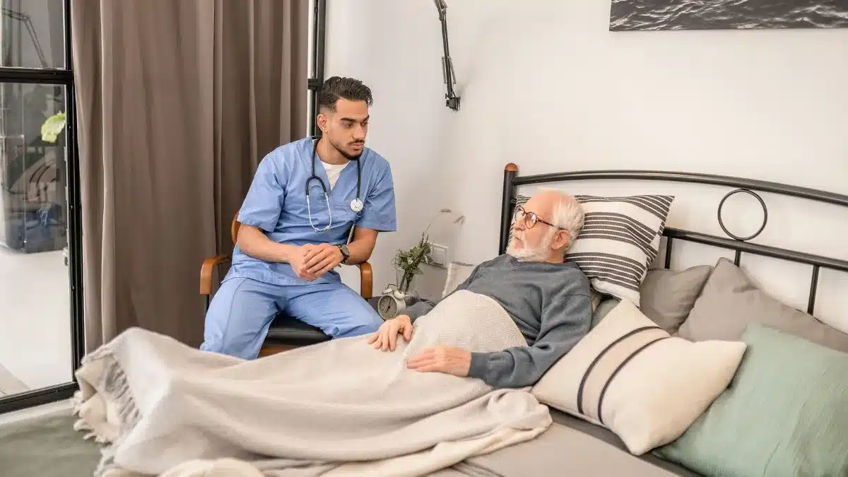 Exame físico de pacientes acamados: Avaliação abrangente e cuidados especiais