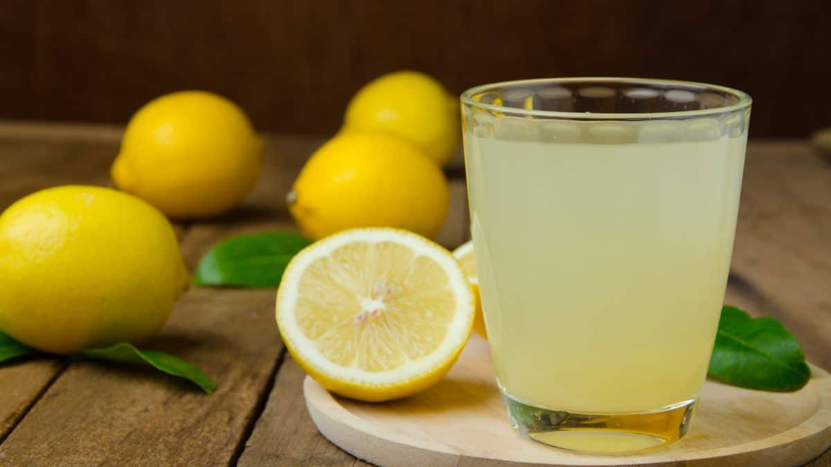 Beber água com limão em jejum realmente ajuda?