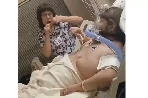Enfermeira é demitida após usar fio dental enquanto cuidava de paciente em estado grave