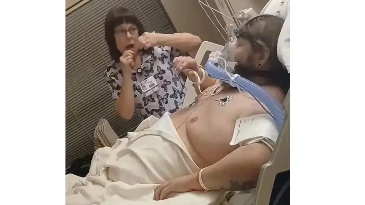 Enfermeira é demitida após usar fio dental enquanto cuidava de paciente em estado grave