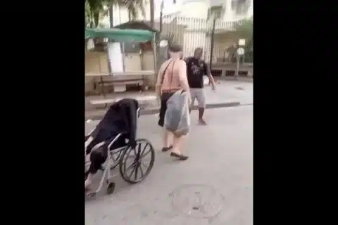 Idosa de 100 anos é levada em cadeira de rodas após falecer em casa na Zona Norte do Rio