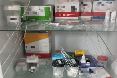 Mulher chuta médico e destrói equipamentos em Unidade de Saúde