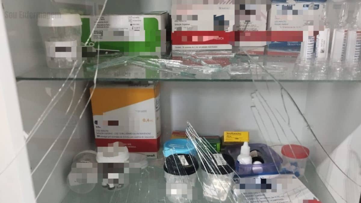 Mulher chuta médico e destrói equipamentos em Unidade de Saúde