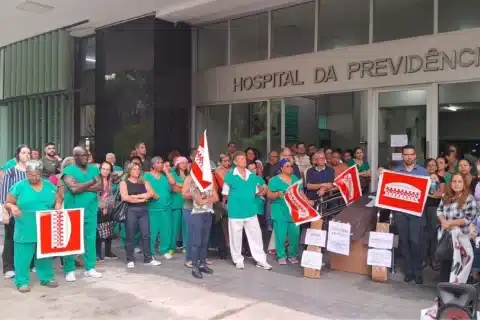 Protesto no Hospital Governador Israel Pinheiro Funcionários queimam caixão em ato simbólico contra precarização