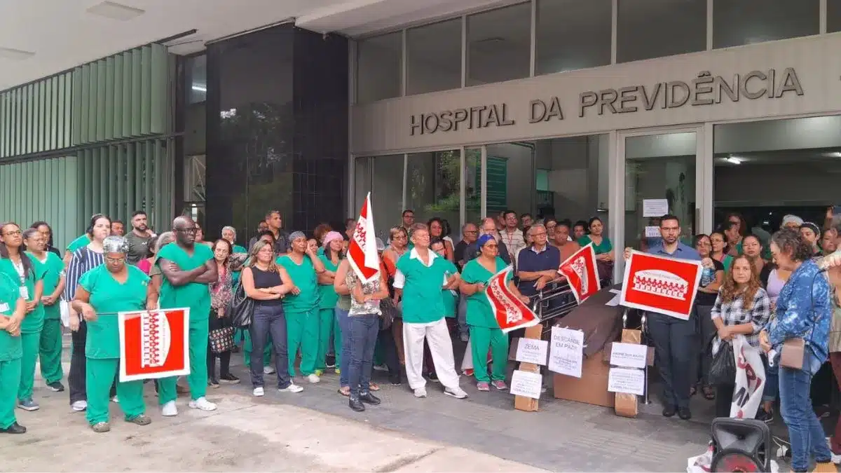Protesto no Hospital Governador Israel Pinheiro Funcionários queimam caixão em ato simbólico contra precarização