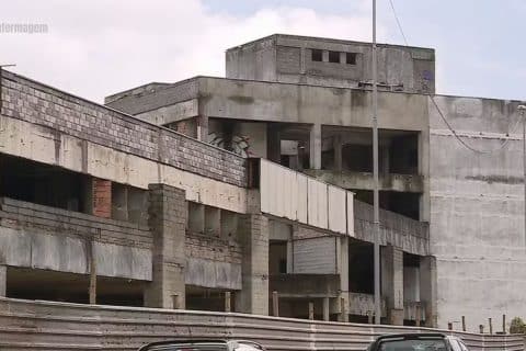 Tragédia em hospital inacabado jovem despenca de escada e morre