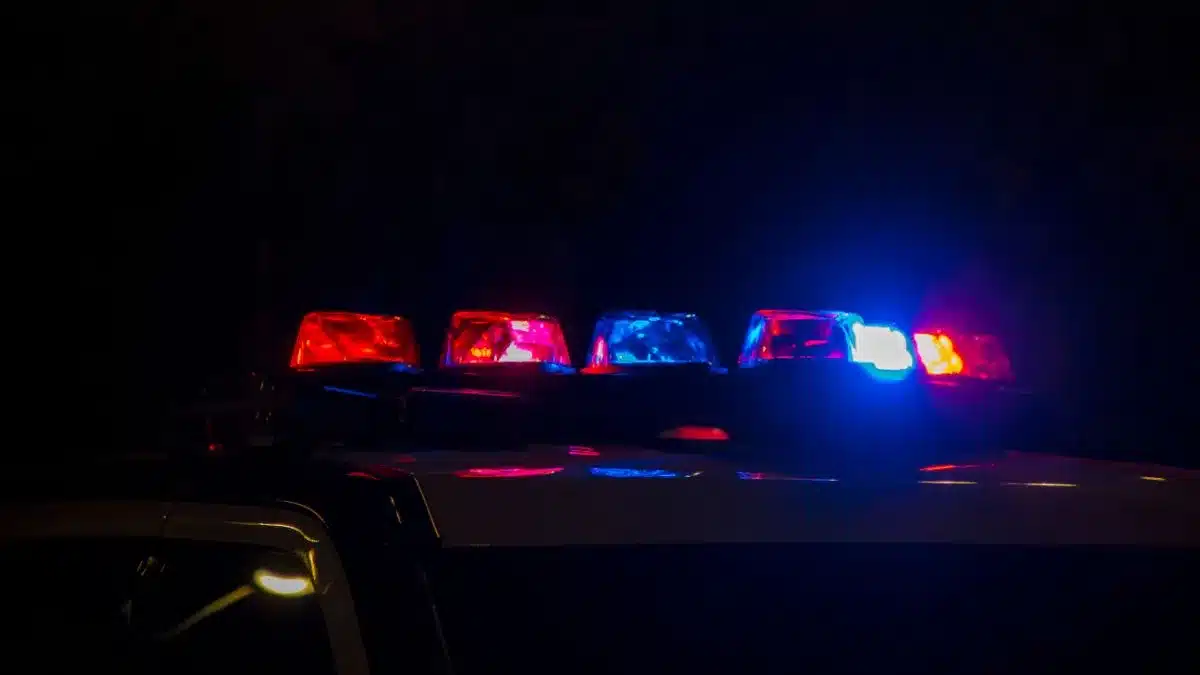 Atirador invade hospital nos EUA, mata policial e é abatido pela polícia
