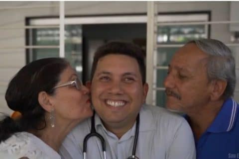 De maqueiro a médico a jornada inspiradora de um homem que venceu desafios para realizar seu sonho