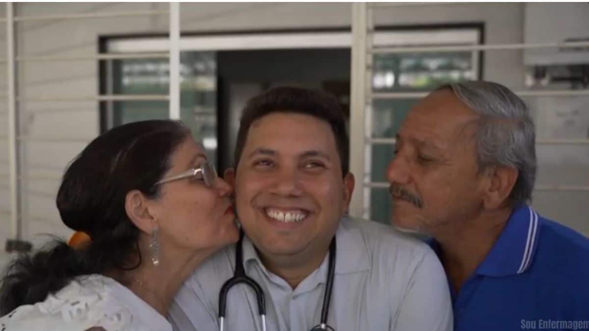 De maqueiro a médico a jornada inspiradora de um homem que venceu desafios para realizar seu sonho