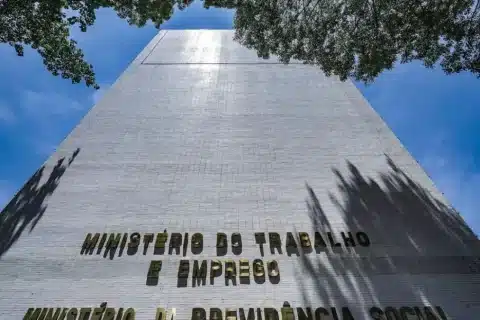 Empresas-deverão-avaliar-riscos-à-saúde-mental-no-trabalho-a-partir-de-maio