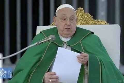Estado de saúde do Papa Francisco se agrava com infecção polimicrobiana