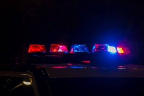 Homem agride carro com enxada, é atingido por tiros e tenta fuga de hospital em Santa Catarina