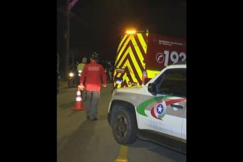 Motociclista é hospitalizado após colisão com carro em Joinville