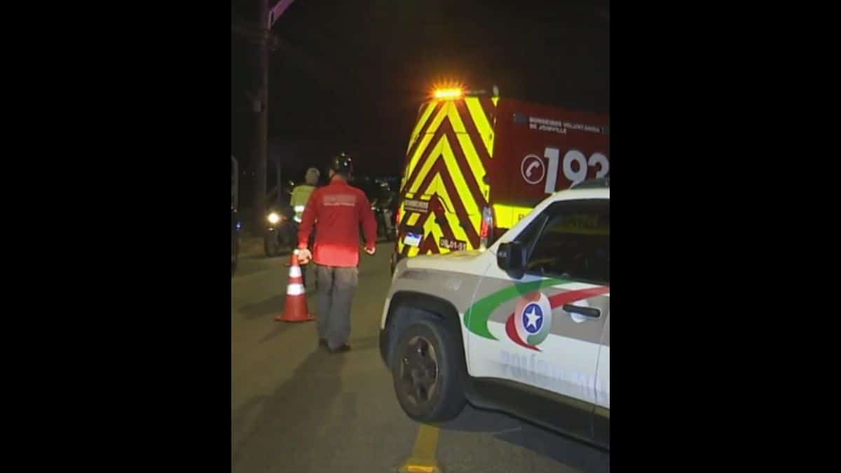 Motociclista é hospitalizado após colisão com carro em Joinville