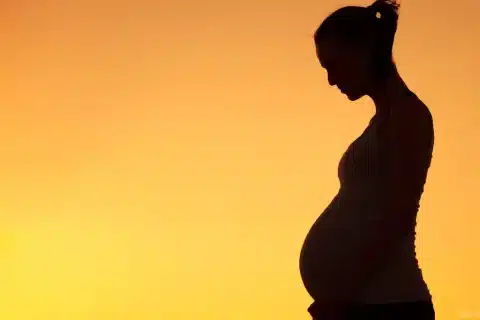 Mulher-dá-à-luz-sozinha-em-banheiro-de-hospital-após-esperar-atendimento-por-horas