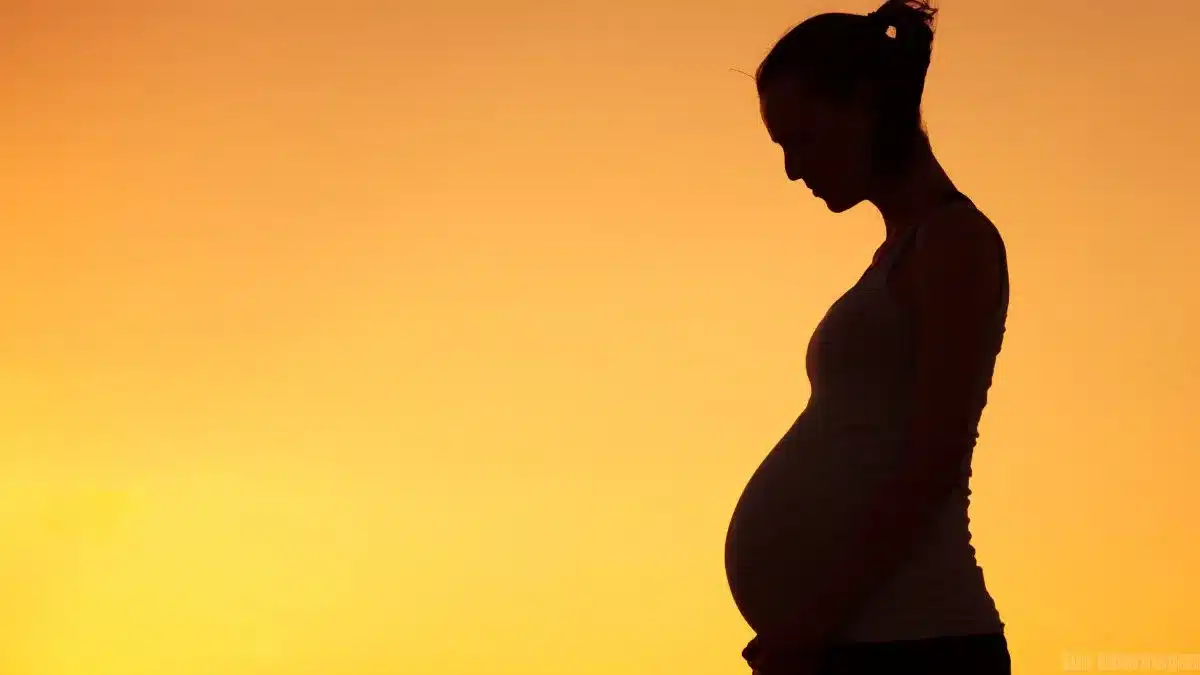 Mulher-dá-à-luz-sozinha-em-banheiro-de-hospital-após-esperar-atendimento-por-horas