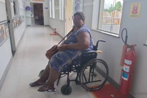 Mulher de 210 kg faz apelo por cadeira de rodas para viabilizar cirurgia bariátrica