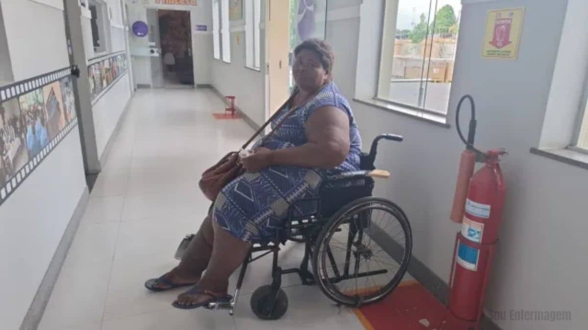 Mulher de 210 kg faz apelo por cadeira de rodas para viabilizar cirurgia bariátrica