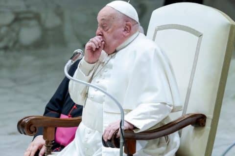 Papa Francisco apresenta melhora e mantém rotina de trabalho no hospital
