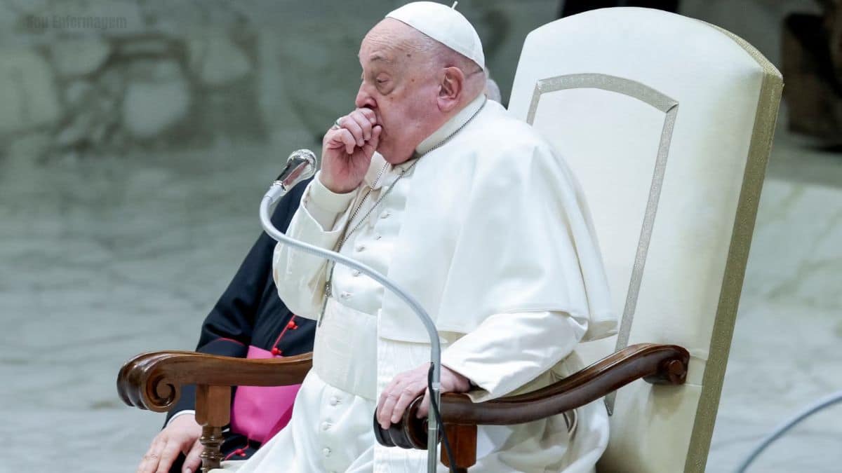 Papa Francisco apresenta melhora e mantém rotina de trabalho no hospital