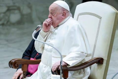 Papa Francisco apresenta melhora e supera insuficiência renal, segundo Vaticano